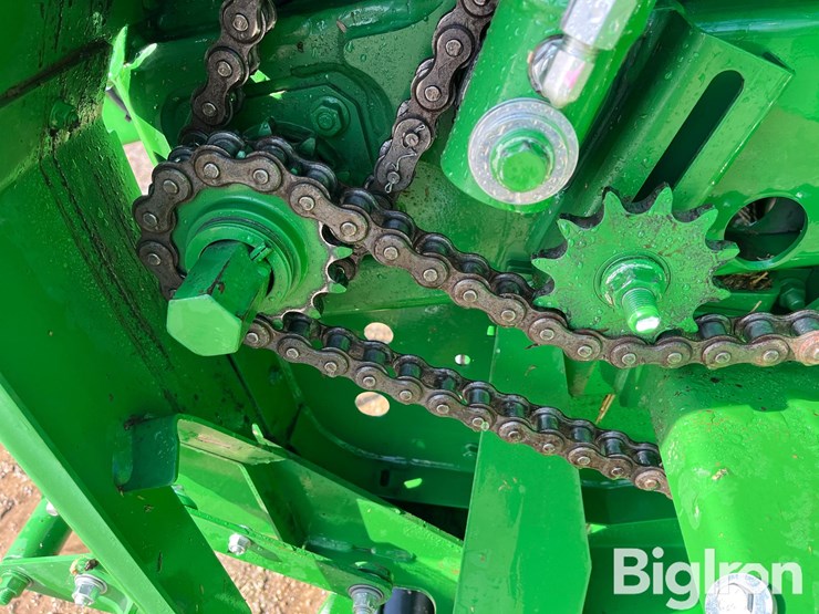 2021-john-deere-560m-image-14