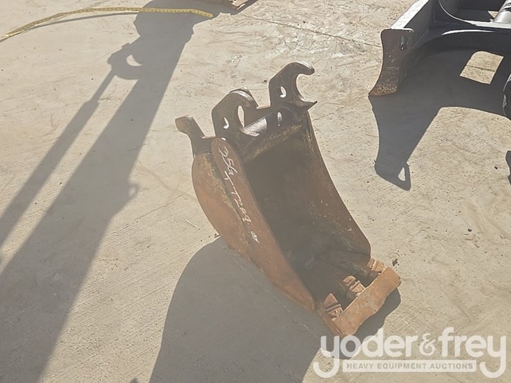 2020-deere-35g-image-32