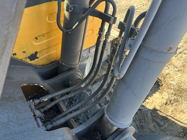 new-holland-eh215-image-22