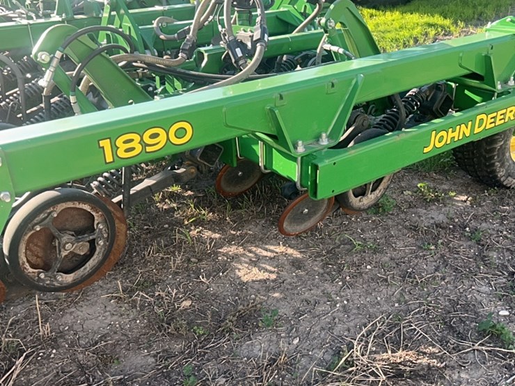 2018-john-deere-1910-image-41