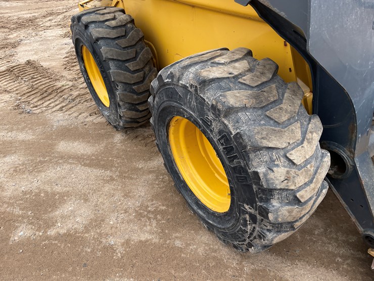 2019-john-deere-332-image-10