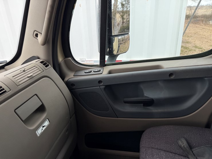 #40952-•-2016-freightliner-t/a-daycab-truck-tractor-3akjged50gshn2261-image-68