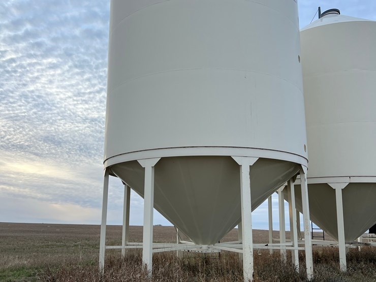 lot-44.-3,000-bu.-meridian-hopper-bin-image-5