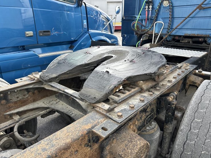 2003-volvo-10-image-24