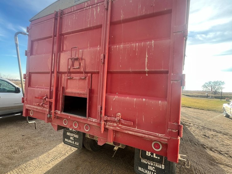 lot-12.-1981-ih-tandem-twin-screw-grain-truck,-very-good-19’-strong-box-and-hoist,-roll-tarp,-466-diesel,-5+4-
vin-af195bca10481-image-25