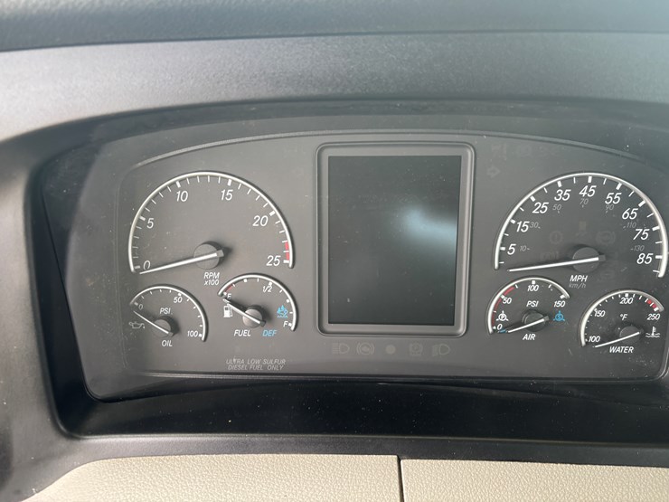 2018-freightliner-cascadia-126-image-33