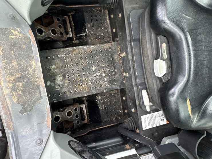 2015-bobcat-s570-image-14