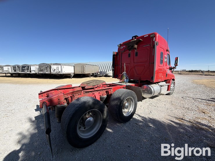 2013-freightliner-cascadia-113-image-5