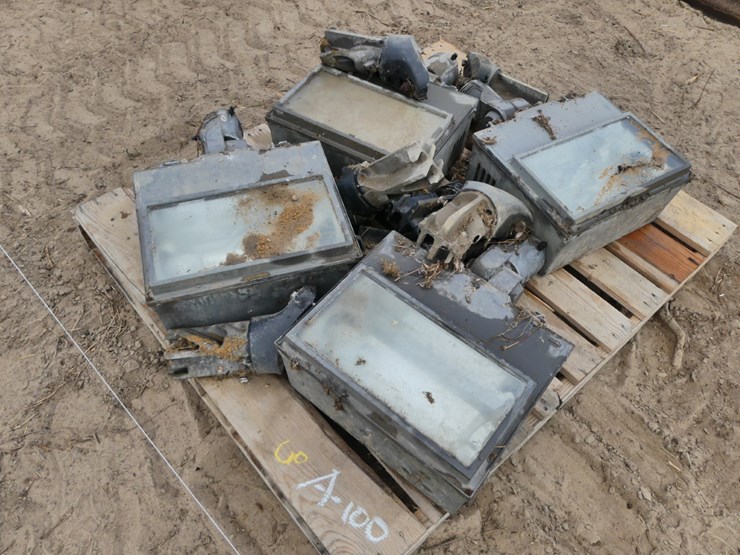 pallet-of-lights-&-brackets-image-1