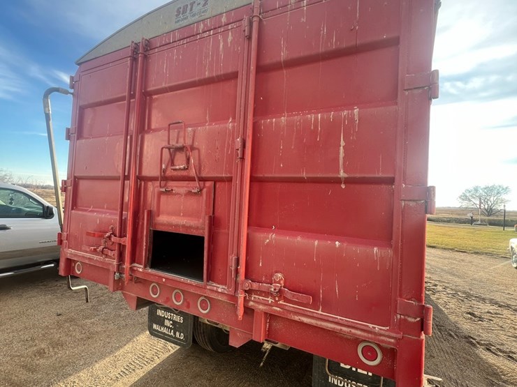 lot-12.-1981-ih-tandem-twin-screw-grain-truck,-very-good-19’-strong-box-and-hoist,-roll-tarp,-466-diesel,-5+4-
vin-af195bca10481-image-24
