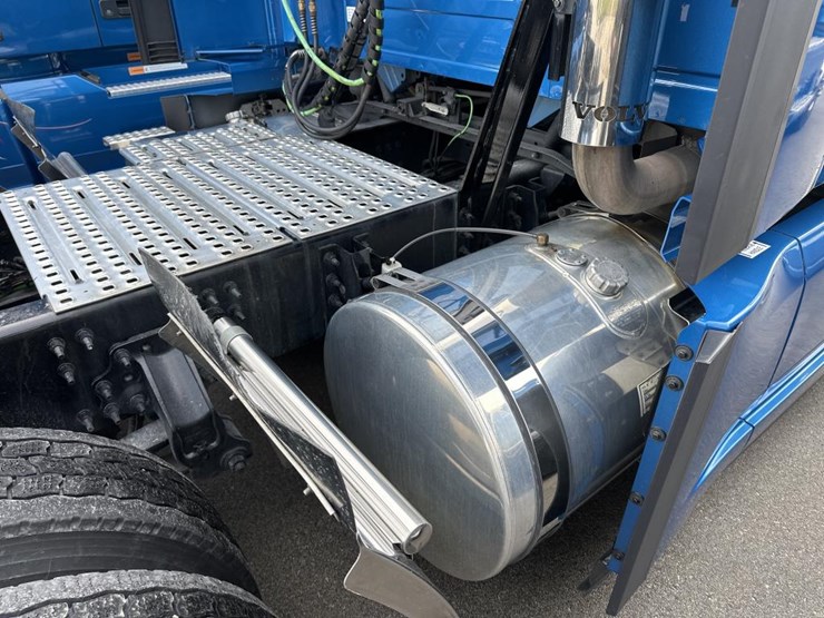 #2226-•-2024-volvo-vnl-sleeper-cab-semi-truck-tractor-image-19