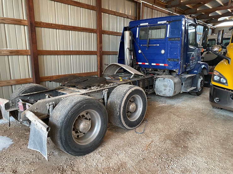 #310-•-2015-volvo-d13-tandem-axle-semi-rolled-over-(has-wi-title)-(algoma,-wi)-image-6