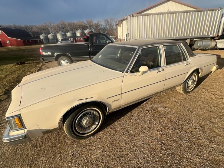 lot-13.-oldsmobile-delta-88-royale-car,-4-dr.,-196,050-mi,-307-v8,--4-speed-automatic-image-2