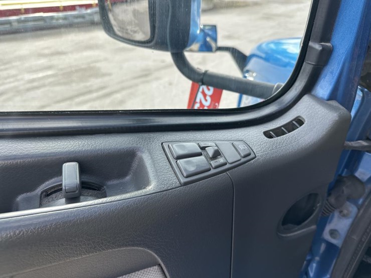 2012-volvo-10-image-42