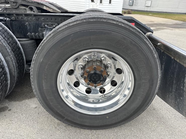 #2224-•-2025-volvo-vnl-sleeper-cab-semi-truck-tractor-image-59