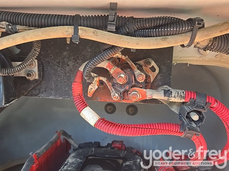 2017-freightliner-m2-106-image-34