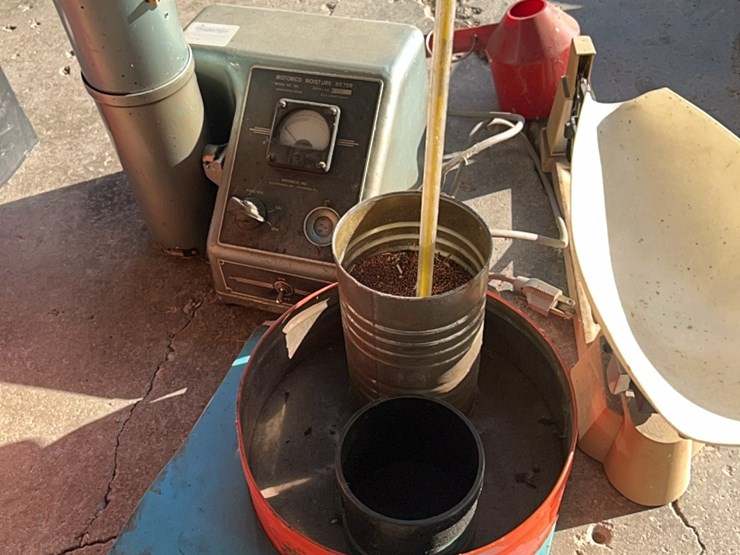 motompco-moisture-tester,-complete-unit-with-scales,-book,-cup,-thermometer-image-8