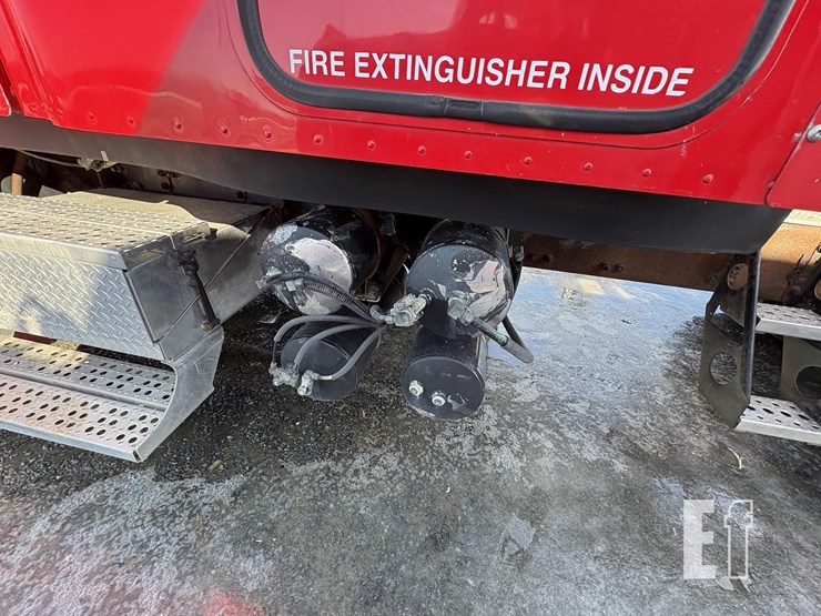 2004-freightliner-columbia-112-image-35