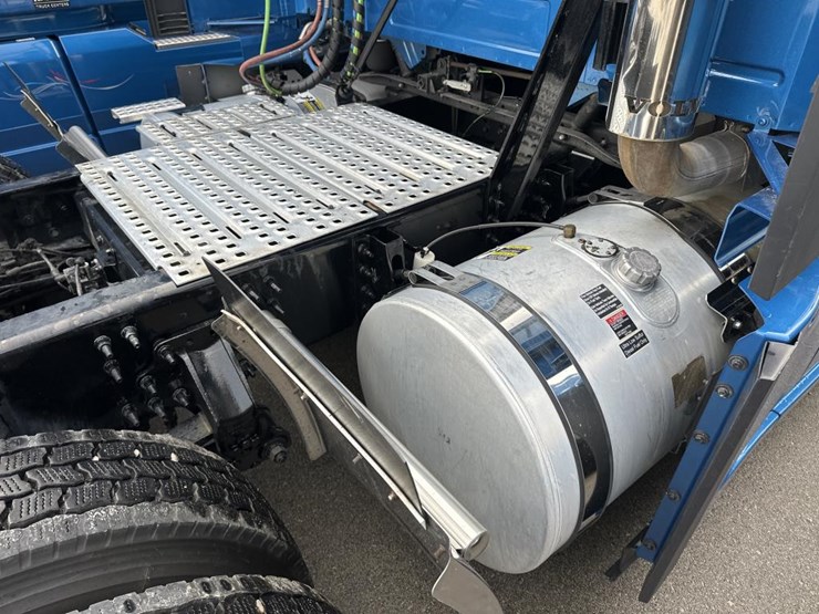 #2225-•-2024-volvo-vnl-sleeper-cab-semi-truck-tractor-image-20