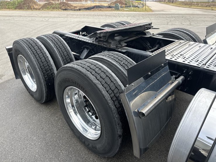 #2224-•-2025-volvo-vnl-sleeper-cab-semi-truck-tractor-image-17