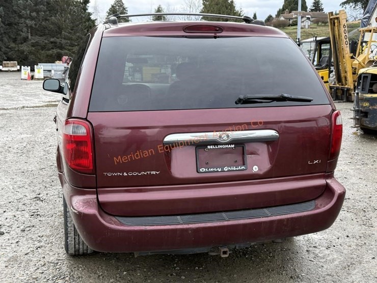 2002-chrysler-town-&-country-image-3