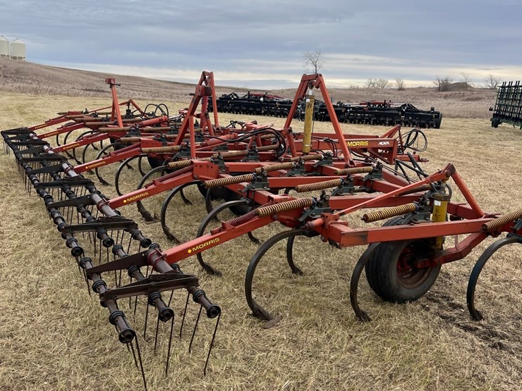 lot-49.-1981-33’-morris-magnum-model-cp-731-chisel-plow-w/3-bar-harrows,-well-maintained-unit,-super-clean-and-straight,-check-photos-image-21