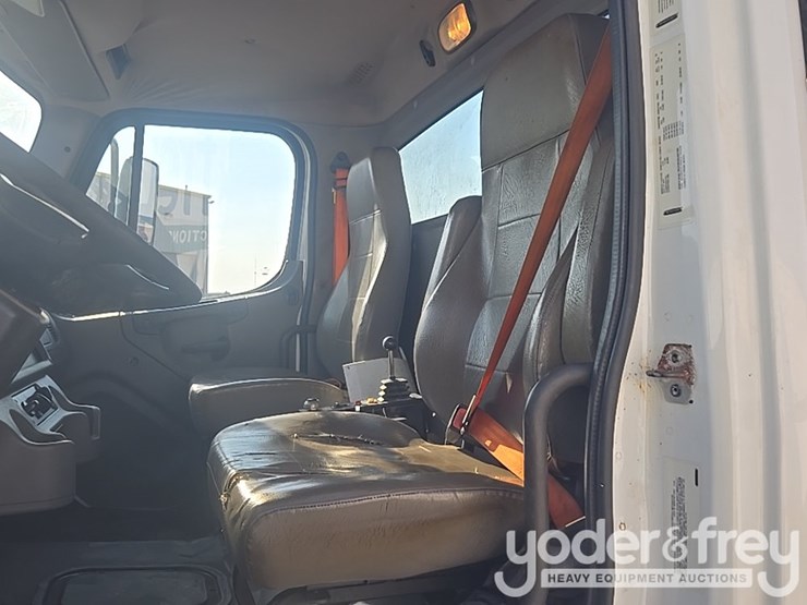 2020-freightliner-m2-106-image-60