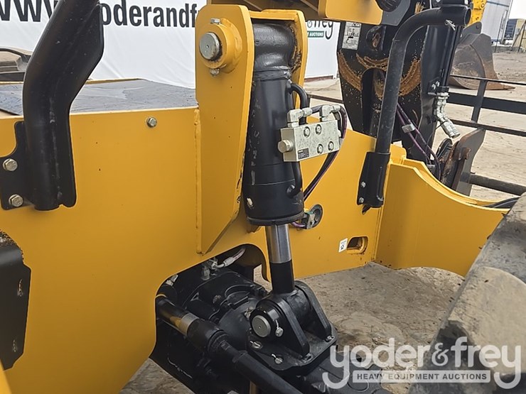 2018-caterpillar-tl1055d-image-33