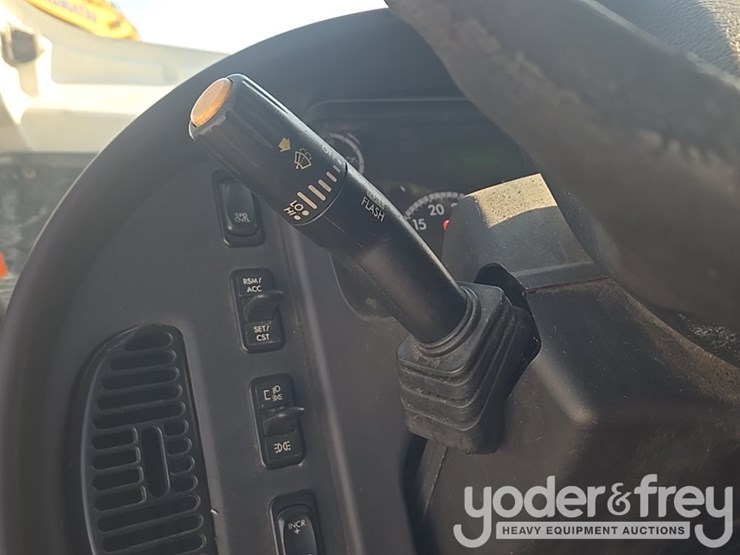 2020-freightliner-m2-106-image-72