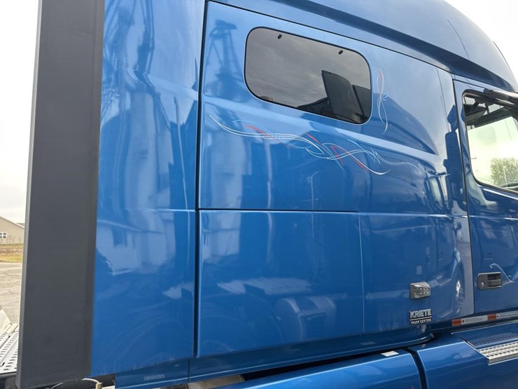 #2224-•-2025-volvo-vnl-sleeper-cab-semi-truck-tractor-image-19