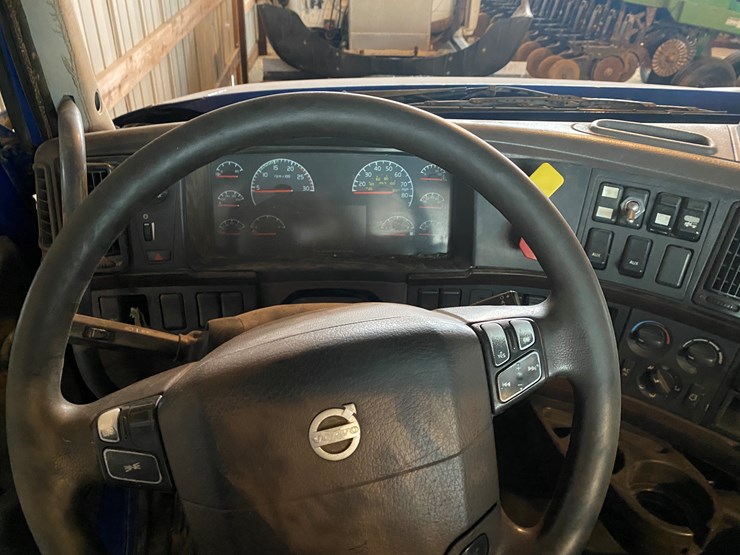 #310-•-2015-volvo-d13-tandem-axle-semi-rolled-over-(has-wi-title)-(algoma,-wi)-image-26