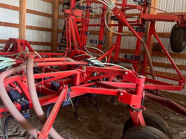 lot-10.-morris-air-seeder,-tow-between-with-10"-eagle-beaks,-new-seed-meter-unit,-pristine-condition,-always-shedded,-highly-maintained,-none-nicer-image-27