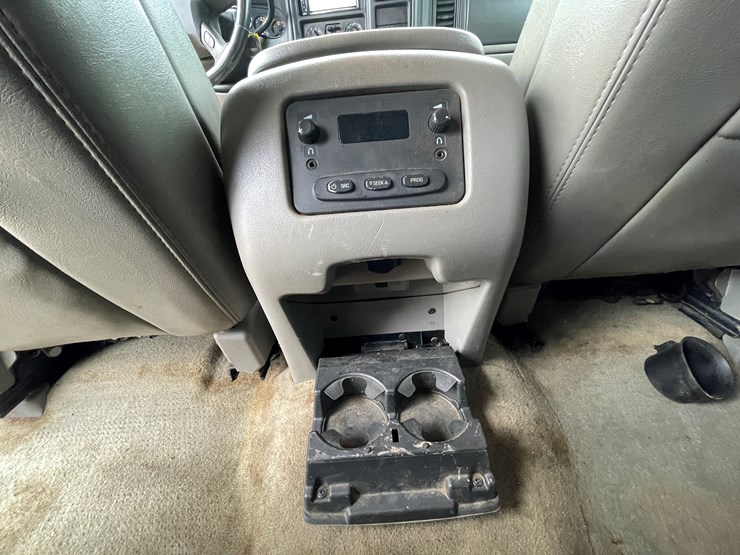 2006-chevrolet-suburban-image-24