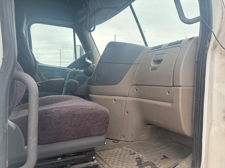 2016-freightliner-cascadia-113-image-46