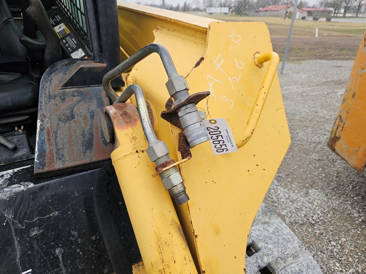 2007-deere-ct332-image-6