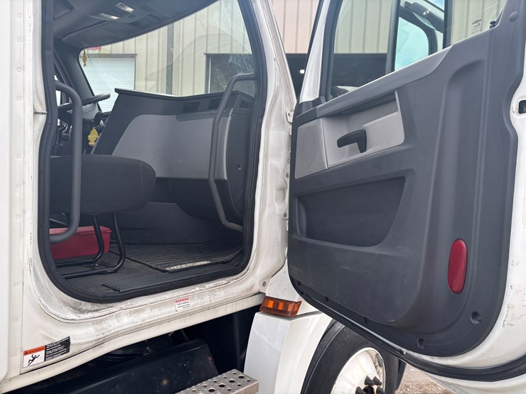 2018-freightliner-cascadia-126-image-32