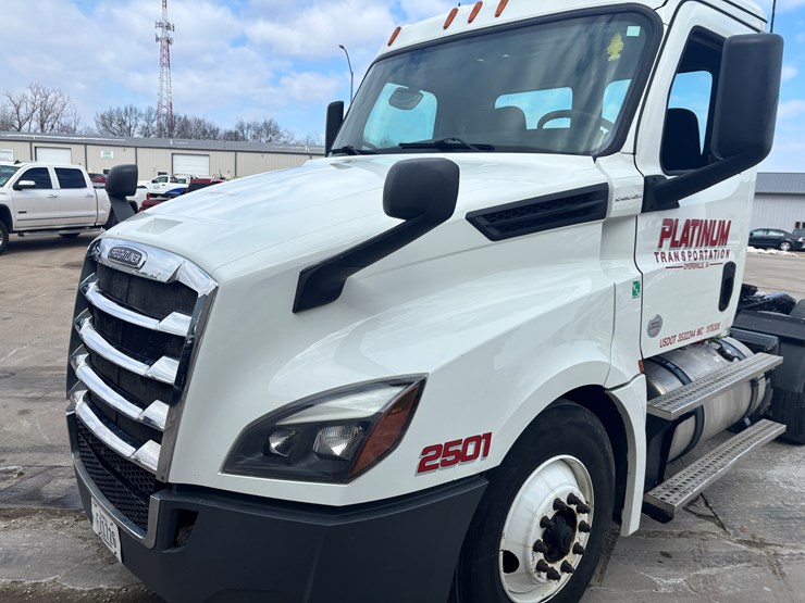 2018-freightliner-cascadia-126-image-7