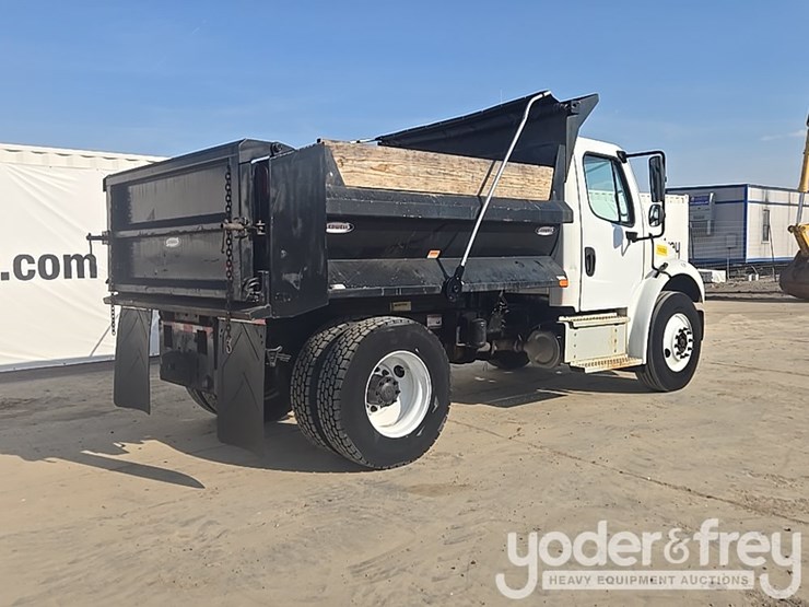 2020-freightliner-m2-106-image-5