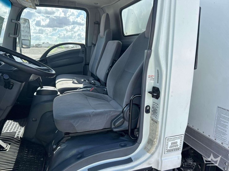 2016-isuzu-npr-image-15