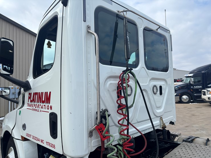 2018-freightliner-cascadia-126-image-10