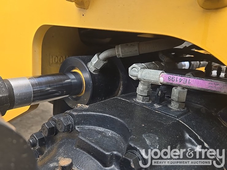 2018-caterpillar-tl1055d-image-43