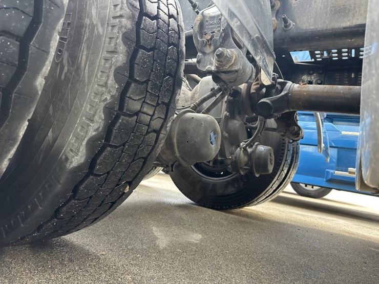 2019-volvo-10-image-40