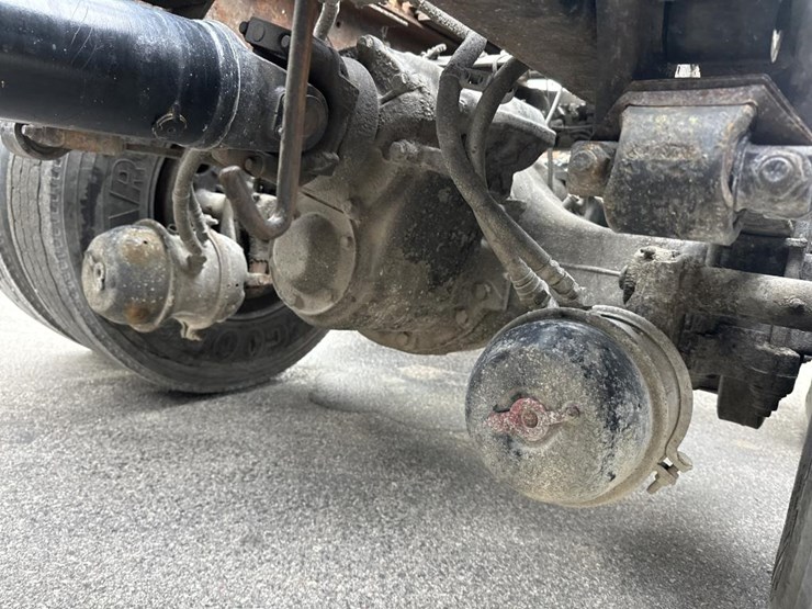 2003-volvo-10-image-36