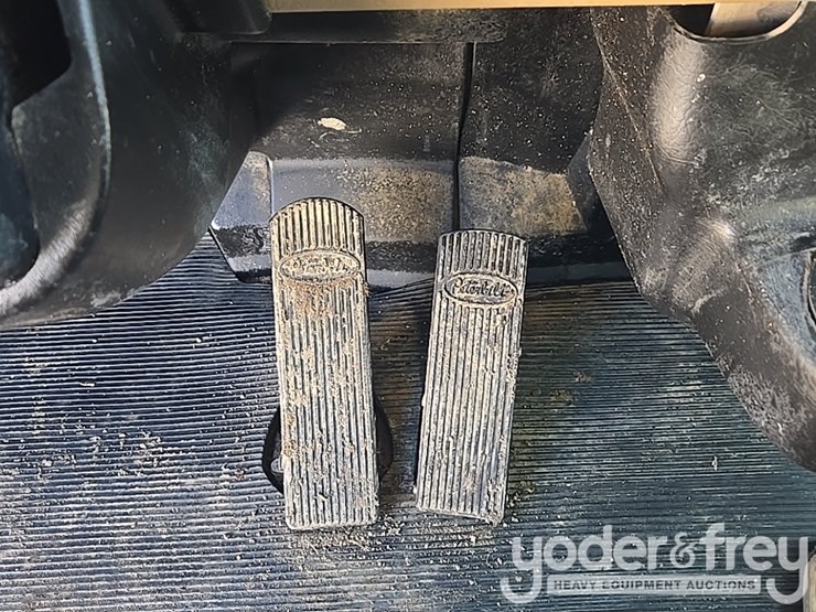 2009-peterbilt-335-image-72