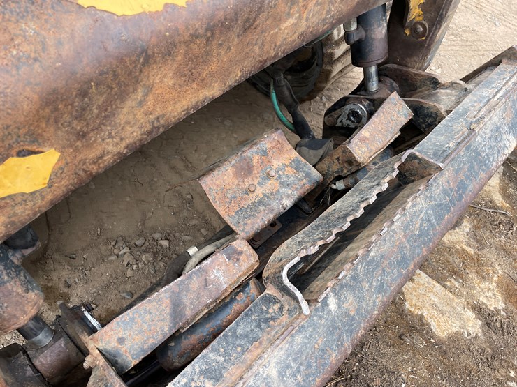 caterpillar-247-image-10