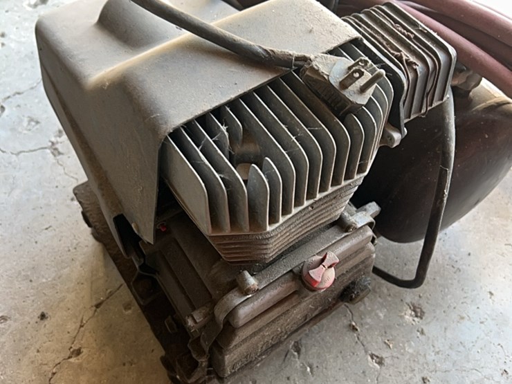 portable-carry-along-type-air-compressor-with-hose-image-15