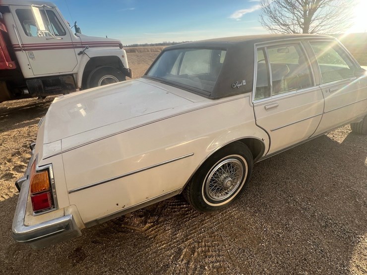 lot-13.-oldsmobile-delta-88-royale-car,-4-dr.,-196,050-mi,-307-v8,--4-speed-automatic-image-7