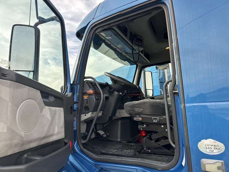 2012-volvo-10-image-41