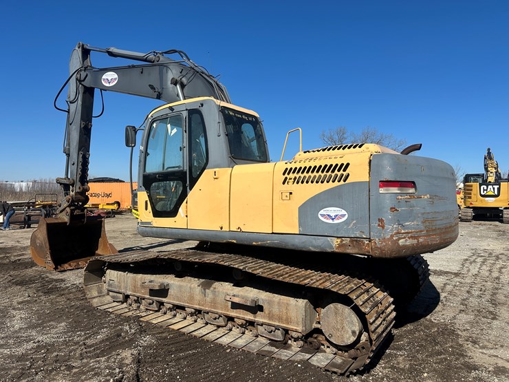 new-holland-eh215-image-3