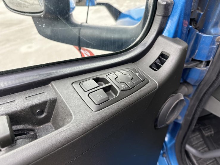 #2225-•-2024-volvo-vnl-sleeper-cab-semi-truck-tractor-image-45